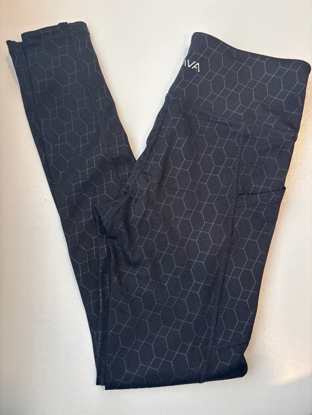 Brand new Kiava Black Hexagon 28” size small